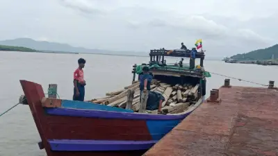নাফ নদীর ওপাড় থেকে কাঠের চালান, টেকনাফ বন্দরে স্বস্তি
