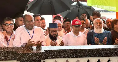 প্রধানমন্ত্রী তারেক রহমান সিলেটে পৌঁছে বৃষ্টি ভিজে মাজার জিয়ারত করলেন