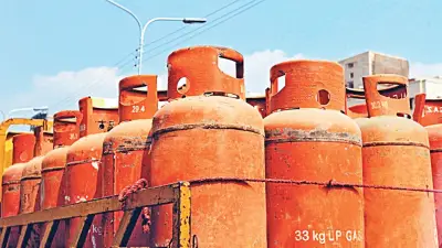 একলাফে হাজার টাকা বাড়ল এলপিজি গ্যাসের দাম