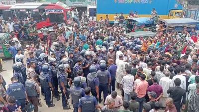 বকেয়া বেতনের দাবিতে চট্টগ্রামে আরাকান সড়ক অবরোধ