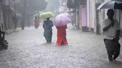 ৩২ জেলায় অতিভারী বর্ষণের আশঙ্কা, রাজধানীতে ঝুম বৃষ্টি