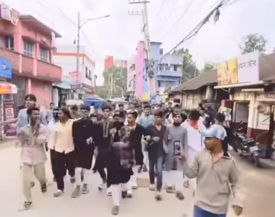 কুমিল্লায় কিশোর গ্যাংয়ের অস্ত্র মহড়া, আতঙ্কে এলাকাবাসী