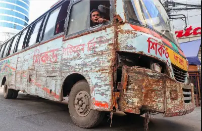 লক্কড়ঝক্কড় বাসে বাড়তি আসন ও চড়া ভাড়া: গণপরিবহনে সংকট