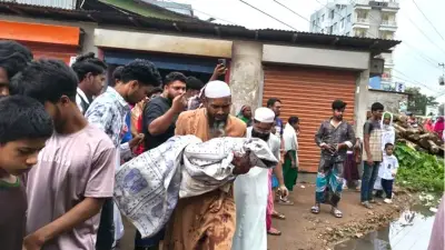 বাবার বাইক থেকে পড়ে কাভার্ডভ্যানের চাকায় পিষ্ট শিশুর মৃত্যু