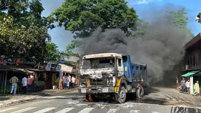 সড়কে ব্যবসায়ী নিহত, ডাম্প ট্রাকে আগুন, শিক্ষার্থীদের জন্য ই-বাস