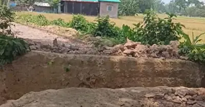 তানোরে গর্ত খুঁড়ে লাপাত্তা ঠিকাদার, ভোগান্তিতে এলাকাবাসী
