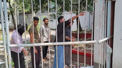 ঝালকাঠিতে সাবেক মন্ত্রী আমির হোসেনের পরিত্যক্ত বাড়ির ফটক ভাঙল শিক্ষার্থীরা