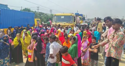 রূপগঞ্জে বকেয়া বেতনের দাবিতে শ্রমিকদের বিক্ষোভ, সড়কে তীব্র যানজট