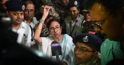 মমতার জেদ: গণতন্ত্রের পাঠ ভুলে ক্ষমতা আঁকড়ে থাকার অপচেষ্টা