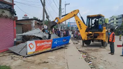 ত্রিশালে নজরুলজয়ন্তী উপলক্ষে মহাসড়কের অবৈধ স্থাপনা উচ্ছেদ