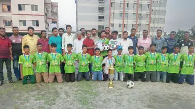 বিএনপি নেতা নাহিদ ইসলামের কয়রায় ফুটবলারদের ক্রীড়া সামগ্রী প্রদান
