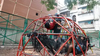 রাজধানীর পার্কগুলোয় শিশুদের খেলাধুলায় বিঘ্ন, তালা আর অযত্নে জর্জরিত