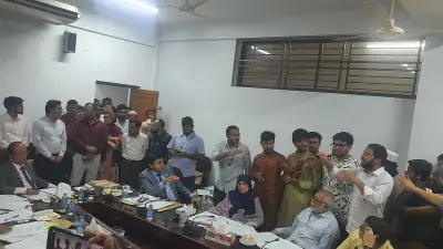 ডাকসু-উপাচার্য তর্ক: সিন্ডিকেট রুমে উত্তেজনা, বাসসেবা দাবি