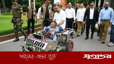 প্রধানমন্ত্রীর সঙ্গে রিফাতের তৈরি স্মার্ট গাড়িতে ভ্রমণ