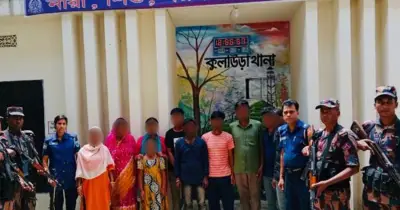 ভারত থেকে ফেরত পাঠানো ১০ বাংলাদেশি পরিবারের কাছে হস্তান্তর