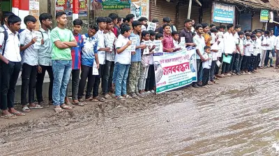 রায়গঞ্জে স্কুলপথে কাদা-পানি, শিক্ষার্থী-অভিভাবকদের মানববন্ধন
