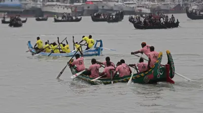 বাইচ প্রতিযোগিতায় তরুণদের ভেঁপু বাজানো ও নৌকায় নাচানাচি