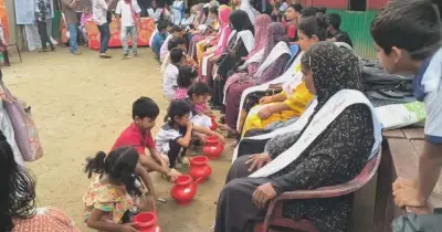 মা দিবসে ব্যতিক্রমী আয়োজনে শিক্ষার্থীদের পা ধোয়া