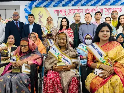 আজাদ প্রোডাক্টসের ‘রত্নগর্ভা মা’ সম্মাননা পেলেন কুমিল্লার তাহমিনা বেগম