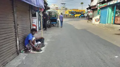 জুতা সেলাইয়ের আয়ে সংসার চলে না কাঙ্গাল দাসের
