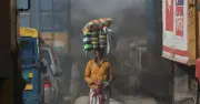 বাতাসের মানে ঢাকা ৩৬তম, গুণগত মান 'মাঝারি'