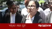 নতুন ভূমিকায় মমতা, আইনজীবীর পোশাকে আদালতে