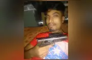 রাজবাড়ীতে অস্ত্র হাতে ছবি ঘিরে বিতর্ক, যুবকের দাবি এআই ব্যবহার