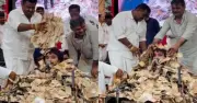 গুজরাটে ভক্তদের নোট বৃষ্টি, টাকার স্তূপে চাপা গায়ক