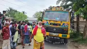 ধানক্ষেতে যাচ্ছিলেন তরুণ, ট্রাকচাপায় প্রাণহানি
