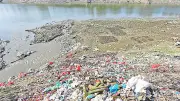 প্লাস্টিক দূষণ: সুরমা নদীর পাড়ে আবর্জনায় ভরপুর, মাইক্রোপ্লাস্টিকের ভয়াবহতা