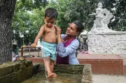 প্রচণ্ড গরমে নাজেহাল রাজধানী, বেড়েছে রাতের তাপমাত্রা