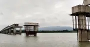 যাদুকাটা নদীতে সেতুর পাঁচ গার্ডার ভেঙে তলিয়ে গেছে