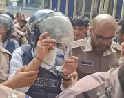 আদালতে সালমানের বিরক্তি: গরমে বুলেটপ্রুফ জ্যাকেট পরে মরব