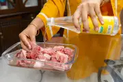 মাংস সঠিকভাবে না সেদ্ধ করলে স্বাস্থ্যঝুঁকি: জানুন রান্নার সঠিক পদ্ধতি
