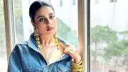 ডেনিম জ্যাকেটের সঙ্গে সোনার গয়না, ফিউশন স্টাইলে নজর কাড়ছেন স্বস্তিকা