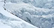 এক দিনে এভারেস্ট চূড়ায় রেকর্ড ২৭৪ আরোহী