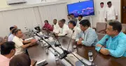 পরিচ্ছন্নতা কর্মীদের ঈদ উপহারের চেক দিলেন তারেক রহমান