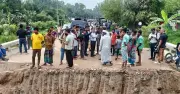 সীতাকুণ্ডে র্যাব ক্যাম্পে সন্ত্রাসী হামলা, রাস্তা কেটে প্রতিবন্ধকতা