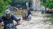 ঢাকায় ভারী বৃষ্টিতে জলাবদ্ধতা, ঈদযাত্রায় চরম ভোগান্তি