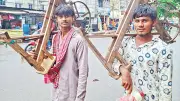 ঈদের আগে বাড়তি আয়ের আশায় ছুরি-বঁটি ধার দেওয়ার কাজ করছেন দুই বন্ধু