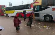 ঈদযাত্রায় বৃষ্টির ভোগান্তি, ঘরমুখো মানুষের কষ্ট