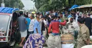 রংপুরের প্রধান সড়ক দখল করে লিচুর পাইকারি বাজার, যানজটে ভোগান্তি
