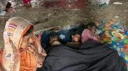 কালশী বস্তিতে আগুনে পুড়ে সব হারিয়ে পরিবার এখন উড়ালসড়কের নিচে