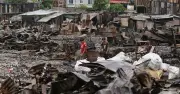 আগুনে সব হারিয়ে খোলা আকাশের নিচে কালশী বস্তিবাসী
