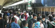ঈদযাত্রায় কমলাপুরে বাড়ছে ঘরমুখো মানুষের চাপ