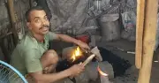 ঈদুল আজহায় ব্যস্ত ফকিরহাটের কামারশালা
