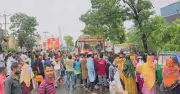 বেতন ও বোনাসের দাবিতে সোনারগাঁয়ে পোশাক শ্রমিকদের সড়ক অবরোধ