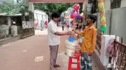 বাক ও শারীরিক প্রতিবন্ধিতা জয় করে ঝালমুড়ি বিক্রি করে সংসার চালান সুভাষ