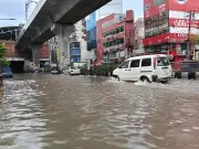 রাজধানীতে বৃষ্টিতে পানি জমে যানবাহন চলাচলে বিঘ্ন
