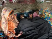 কালশী বস্তিতে অগ্নিকাণ্ড: গৃহহীন পরিবারের পাশে বন্ধুসভা ও ব্র্যাক